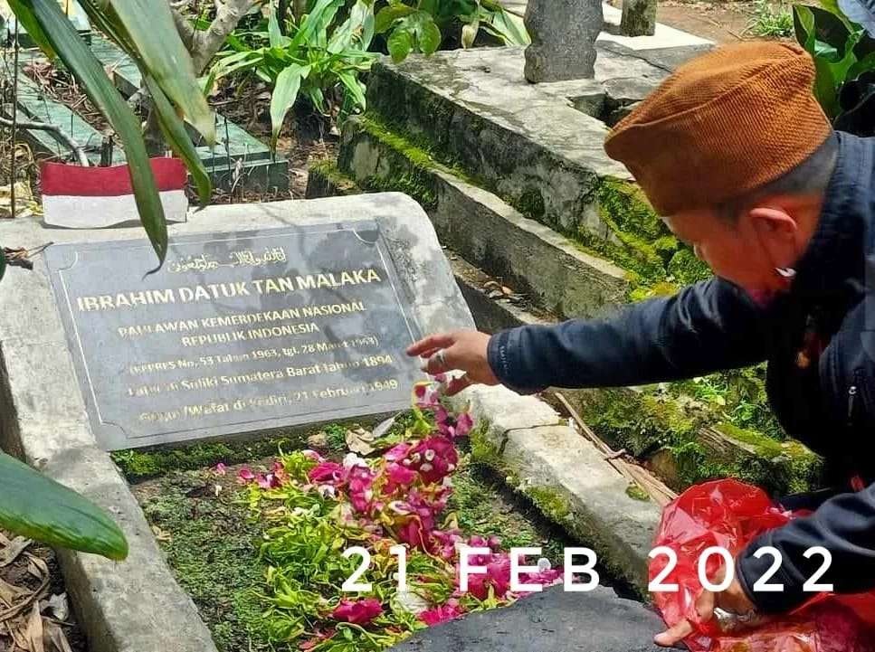 Imam Mubarok, Ketua Dewan Kesenian dan Kebudayaan Kabupaten Kediri Saat Ziarah Ke Makam Pahlawan Nasional Tan Malaka (Foto: Dok. Imam Mubarok).