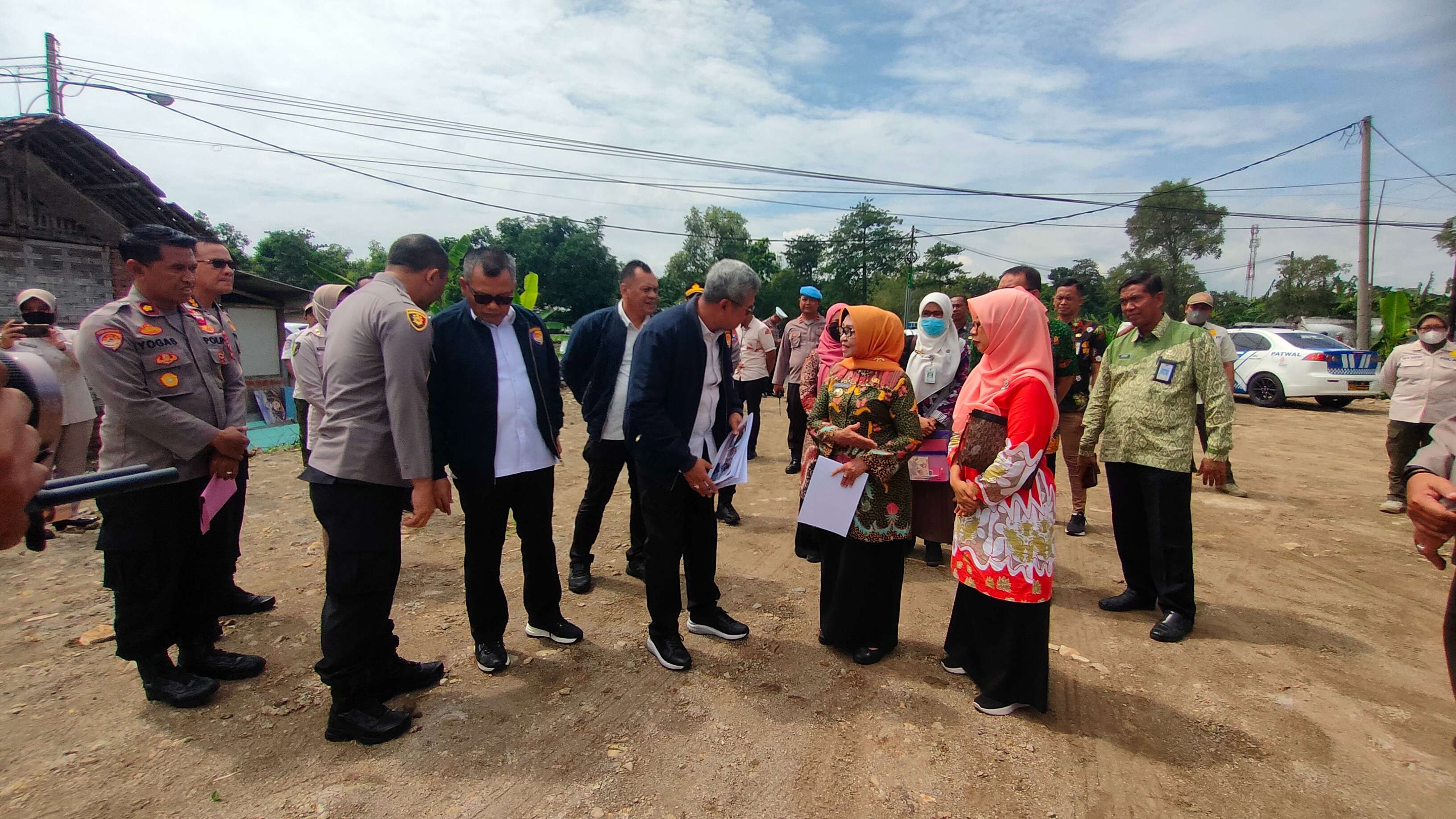 Bupati Mundjidah Wahab bersama Karo Jemengar Srena Polri Brigjen Pol Andik Setiyono di proyek pembangunan RS Bhayangkara Polri, Kamis 16 Februari 2023. (Foto: Istimewa)