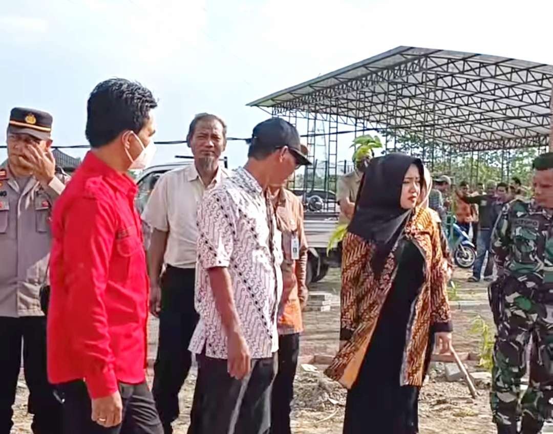 Bupati Mojokerto Ikfina Fahmawati meninjau empat proyek pembangunan Ruang Terbuka Hijau atau RTH. (Foto: Dokumentasi Diskominfo)