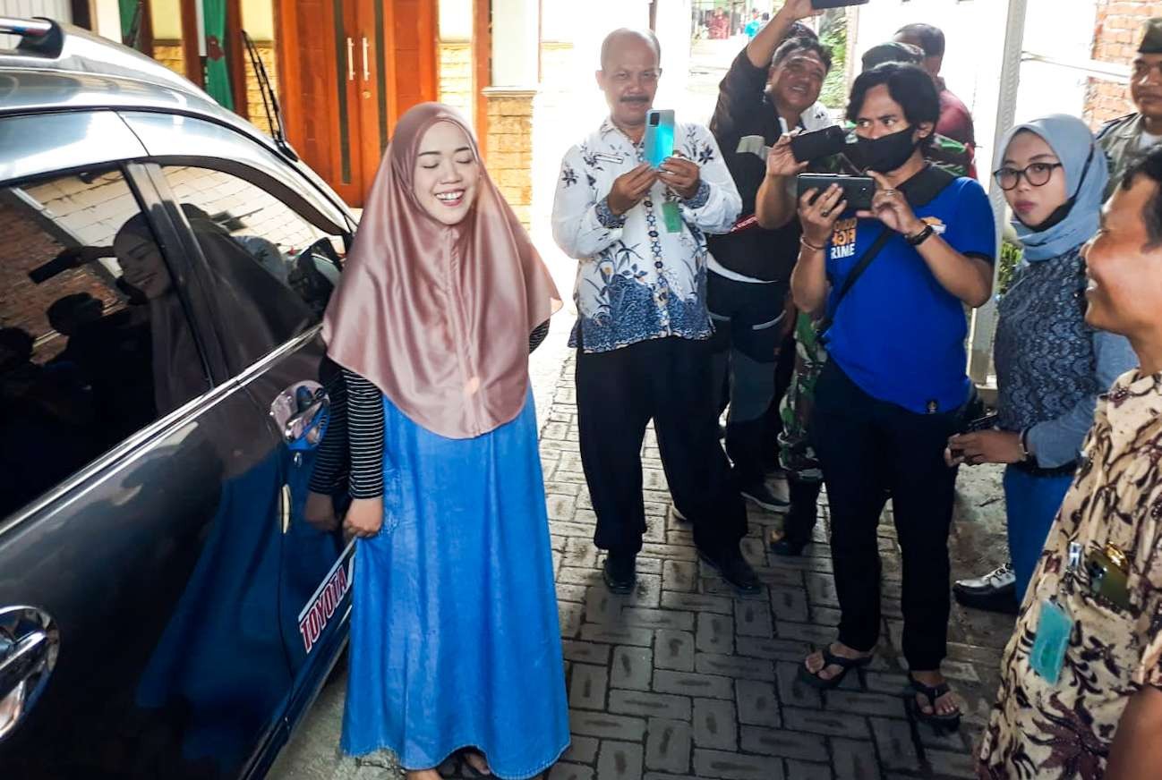 WN (hijab coklat) saat ditemui di rumahnya. Hamil lima tahun tak kunjung melahirkan. (Foto: Istimewa)