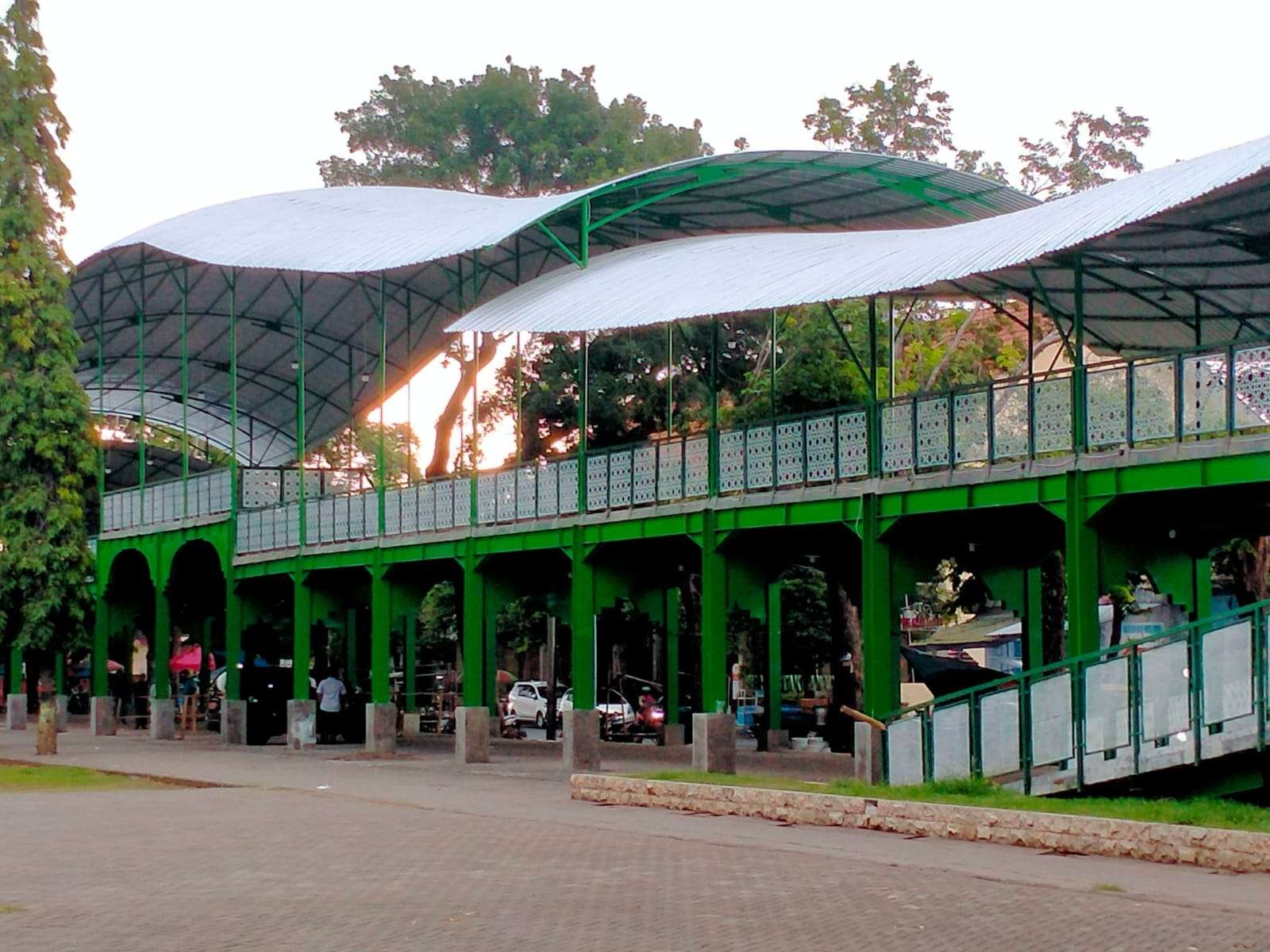 Bangunan di sisi timur Alun-alun Kota Probolinggo ini akan ditempati pedagang untuk pusat  jajanan serba ada (Pujasera). (Foto: Ikhsan Mahmudi/Ngopibareng.id)