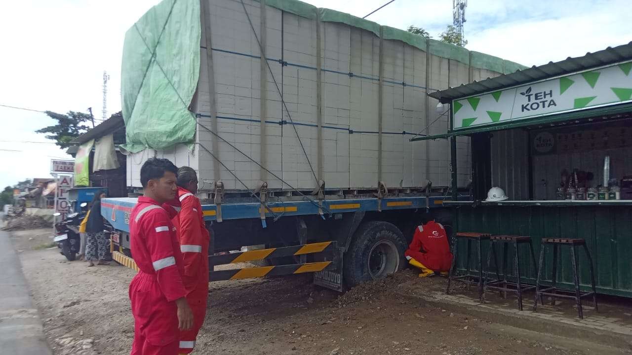 Sebuah truk terperosok si bekas galian pipa minyak milik Pertamina EP di Blora. (Foto: Ahmad Sampurno/Ngopibareng.id)