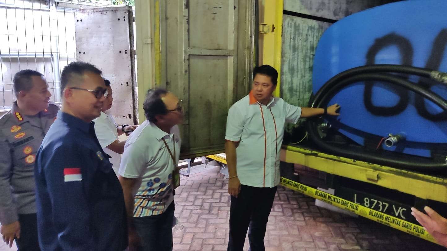 Direktur Ditreskrimsus Polda Jatim, Kombes Pol Farman (kanan) saat menunjukkan mobil box yang digunakan dalam penyalahgunaan BBM subsidi di Mapolda Jatim, Surabaya, Kamis 24 Februari 2023. (Foto: Fariz Yarbo/Ngopibareng.id)