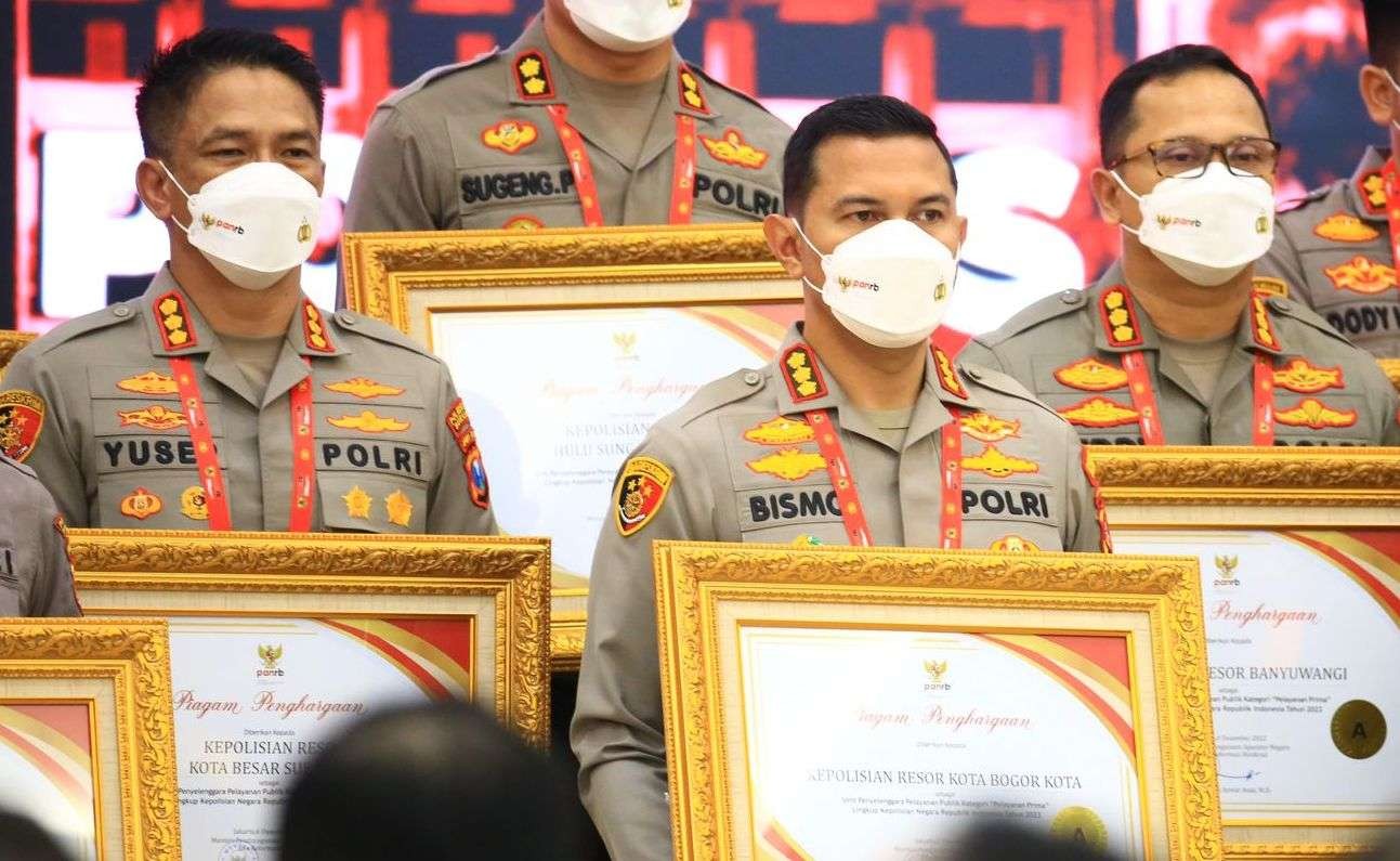 Kapolresta Banyuwangi Kombespol Deddy Foury Millewa (kanan) menadapatkan penghargaan kategori pelayanan prima dari Kementerian PANRB (foto: istimewa)