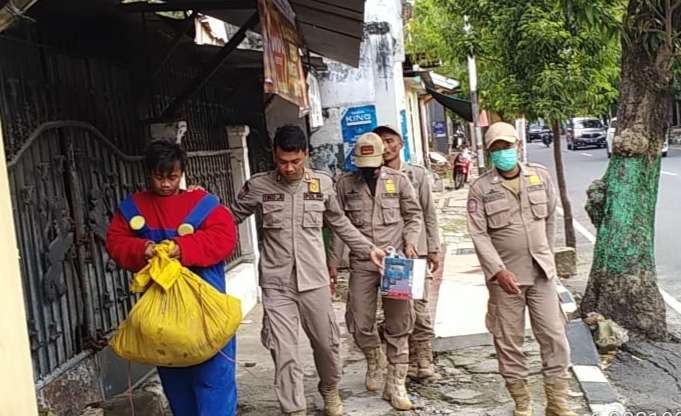 Petugas Satpol PP Tuban menggiring pengamen badut di jalur Pantura Tuban (dok. Satpol PP Tuban)