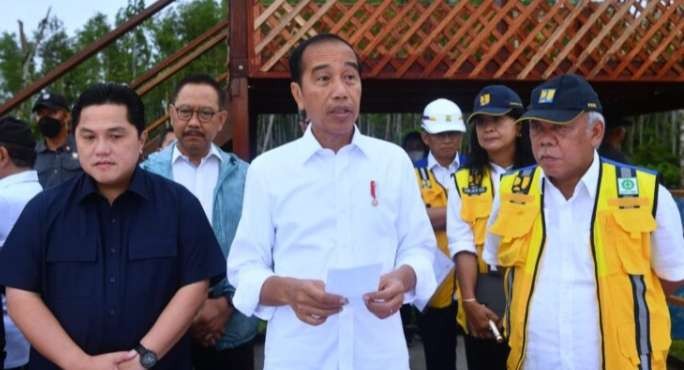 Presiden Joko Widodo memberikan keterangannya saat meninjau Kawasan 1B, Ibu Kota Nusantara, Kabupaten Penajam Paser Utara, pada Jumat, 24 Februari 2023. (Foto: BPMI Setpres)