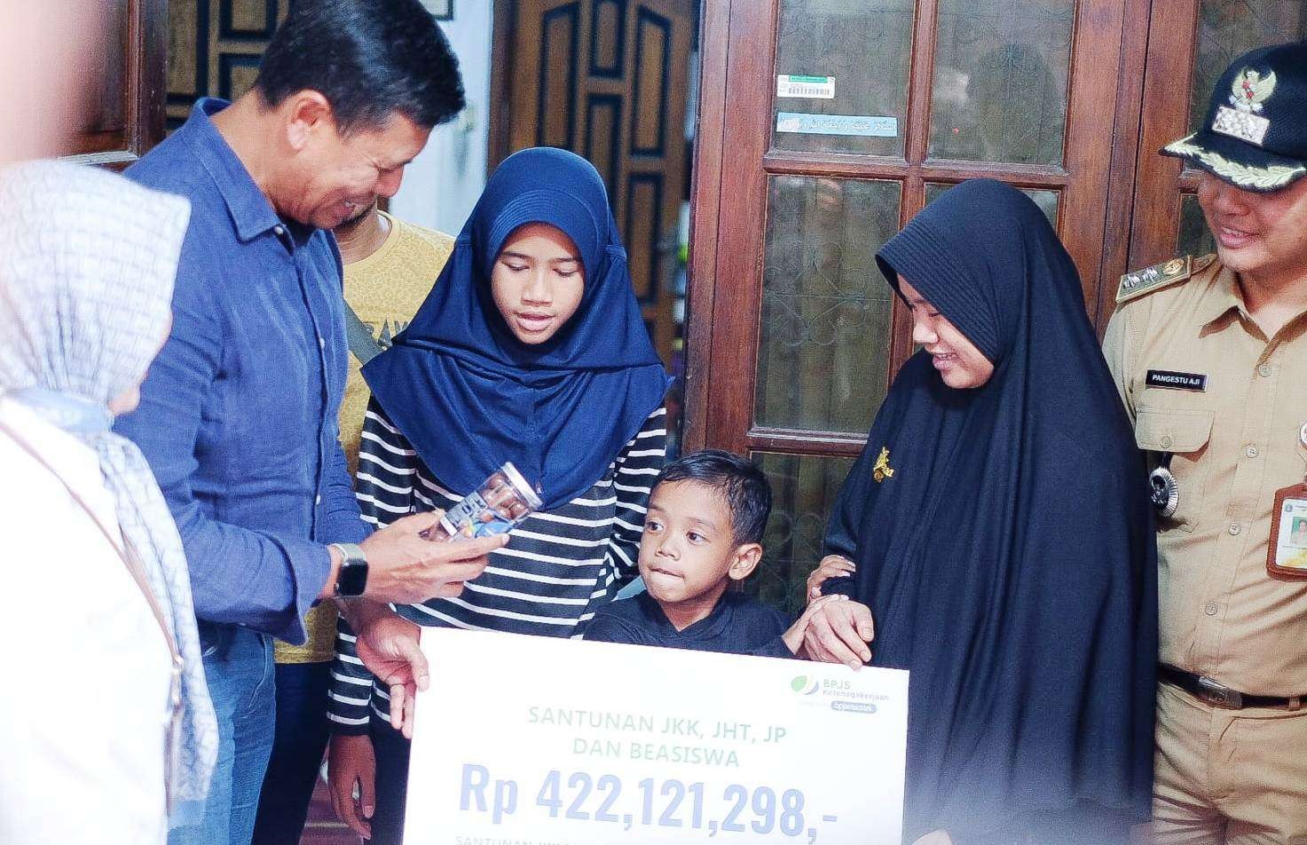 Keluarga kurir yang meninggal menerima klaim manfaat sebesar Rp422 juta. (Foto: Istimewa)