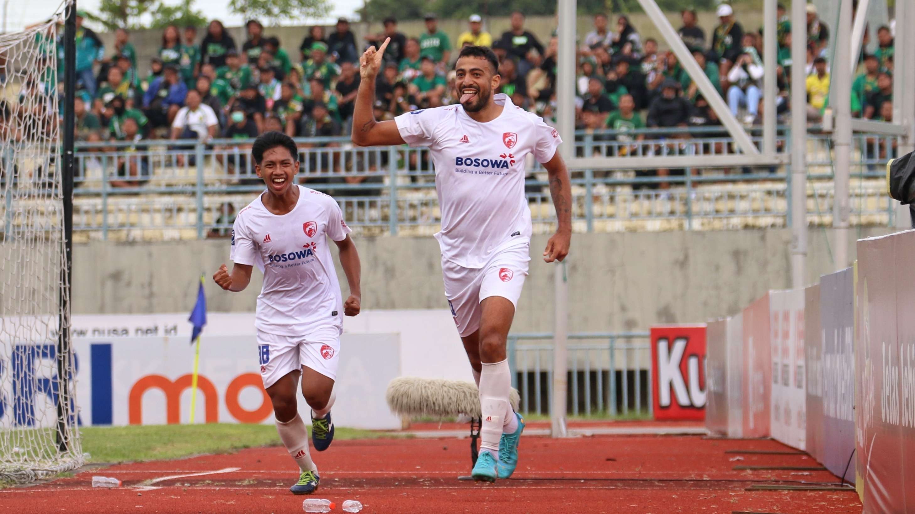 Pemain PSM, Everton Nascimento merayakan gol bunuh diri Persebaya buah upayanya di Stadion Gelora Joko Samudro, Gresik, Jumat 25 Februari 2023. (Foto: Fariz Yarbo/Ngopibareng.id)