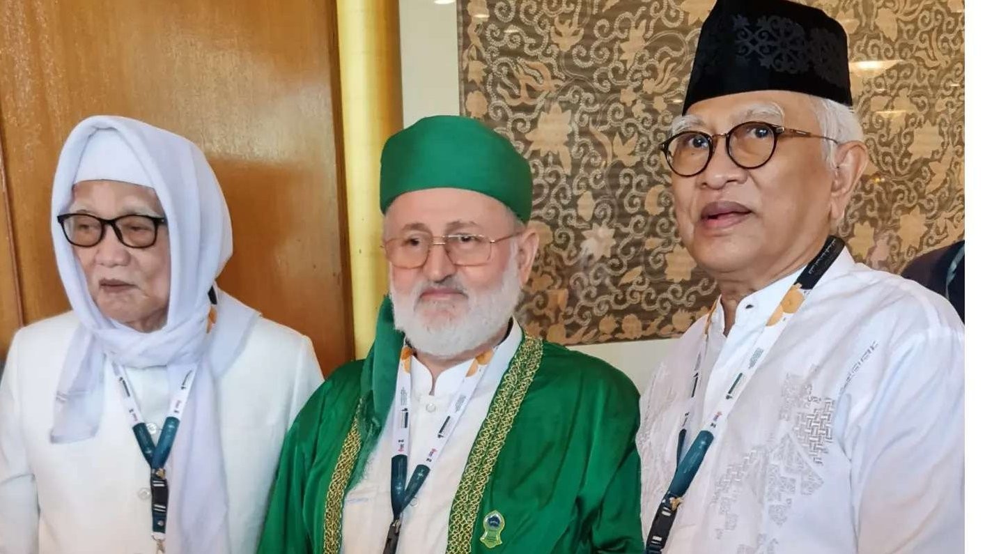 Para ulama pesantren, KH Ahmad Mustofa Bisri (kanan) bersama Syaikh Muhammad Fadhil Al-Jailani (tengah), cici Sulthanul Auliya' Syaikh Abdul Qadir Al-Jailani dan KH M Anwar Manshur (kiri) dari Lirboyo Kediri. (Foto: adi/Ngopibareng.id)