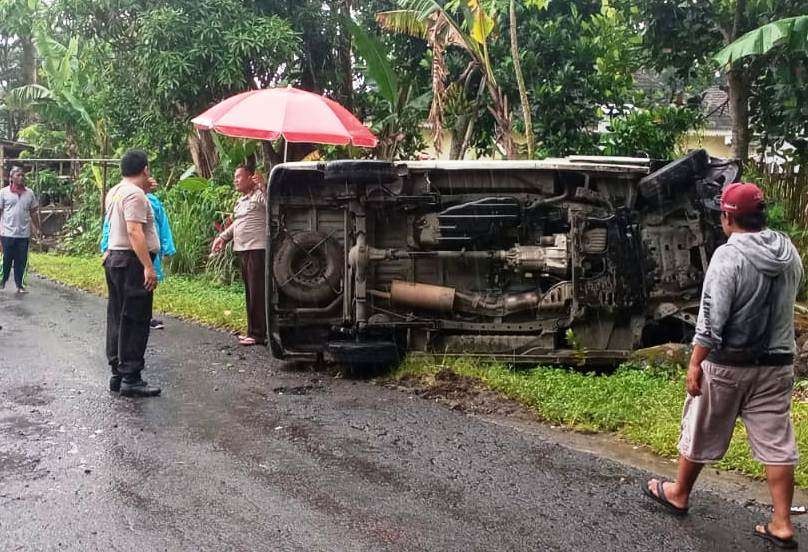 Kondisi mobil suplai uang ATM salah satu bank terguling. (Foto: Istimewa)