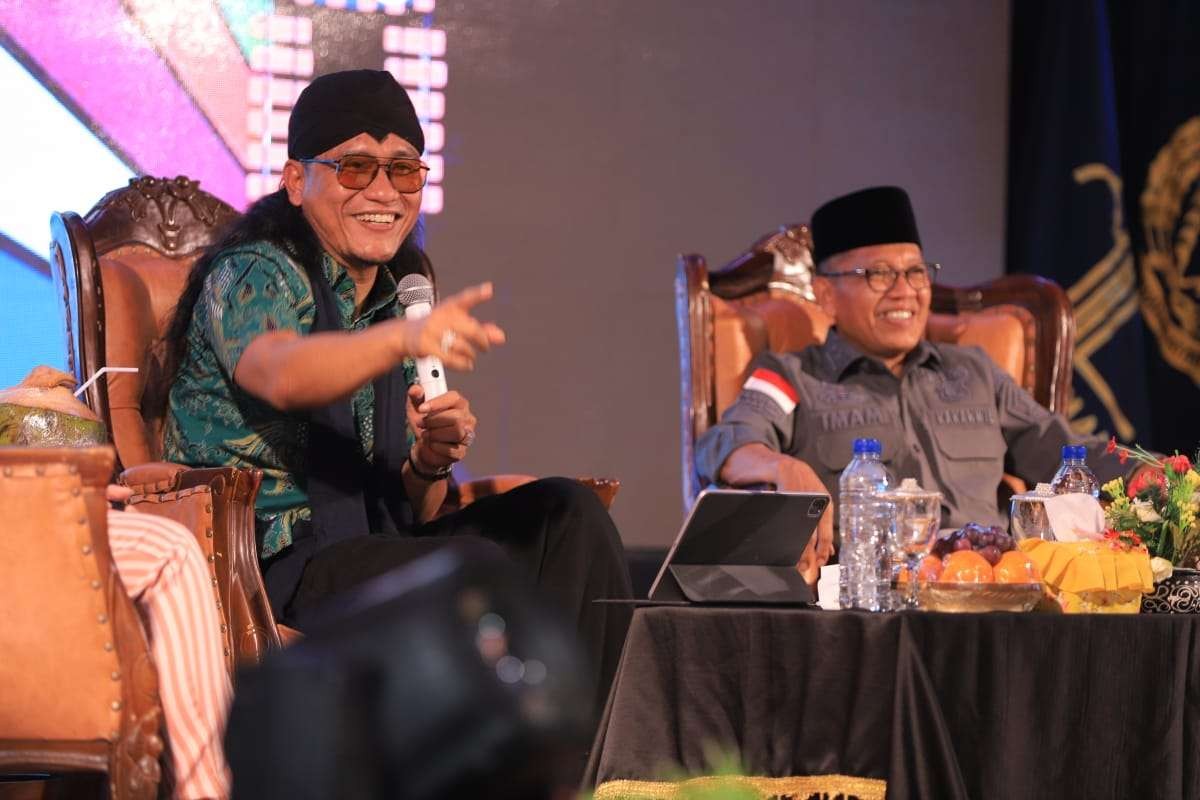 Kiai Haji (KH) Miftah Maulana Habiburrahman atau Gus Miftah menggelar Obrolan Rasional Aktual Spiritual Intelektual (ORASI) Kebangsaan di Lapas Kelas I Madiun pada Jumat 24 Februari 2023. Hadir dalam kegiatan tersebut Kakanwil Kemenkumham Jatim Imam Jauhari dan Wakil Walikota Madiun Inda Raya Ayu Miko Saputri. (Foto: Istimewa)