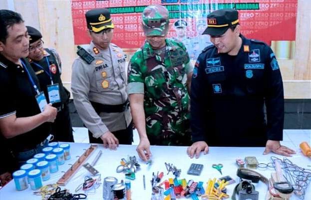 Benda terlarang diamankan dari penggeledahan blok hunian warga binaan Rutan Kelas IIB Situbondo. (Foto: Humas Rutan Situbondo)