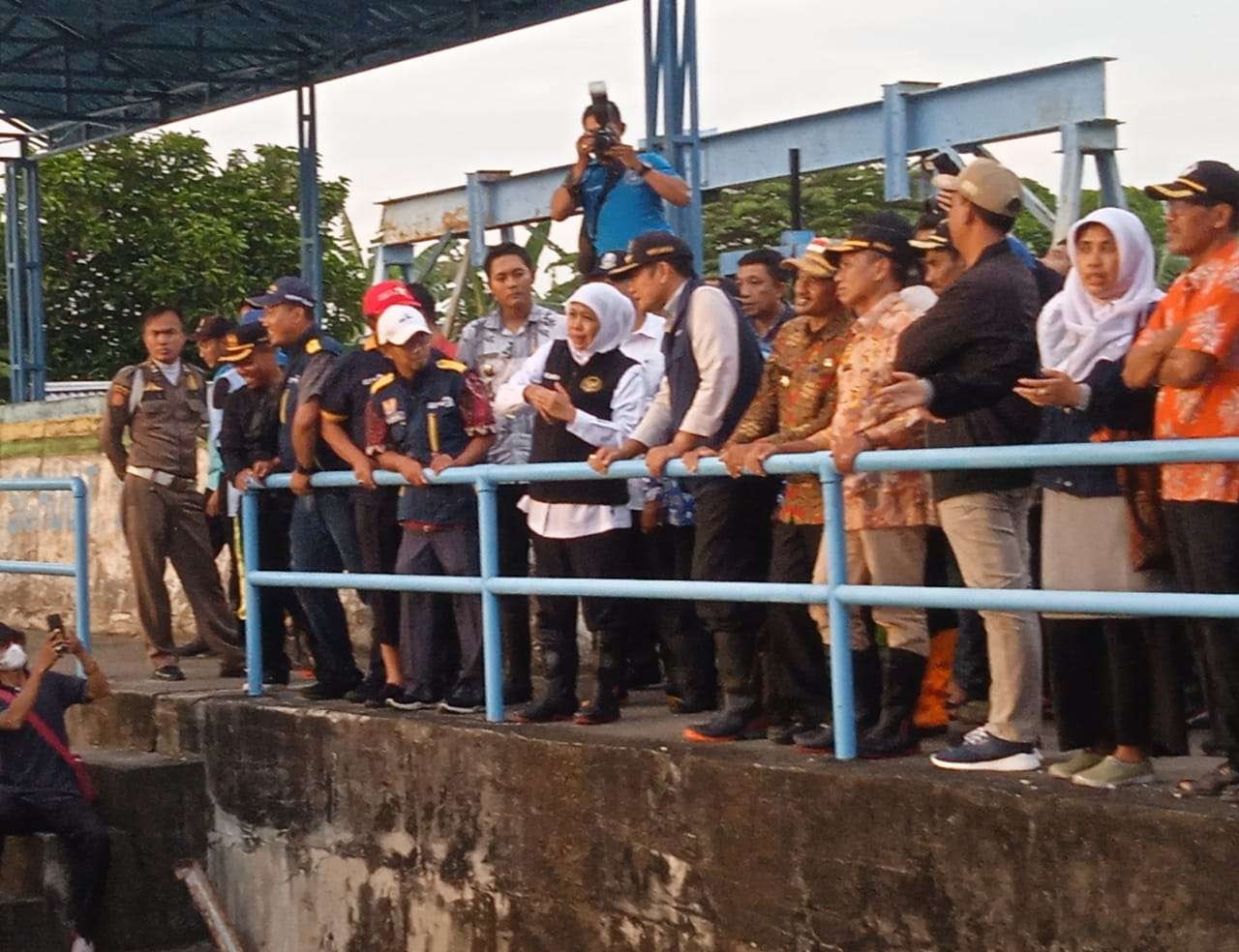 Gubernur Jawa Timur Khofifah Indar Parawansa saat meninjau pintu Kuro, pintu penghujung Bengawan Jero yang berbatasan dengan Bengawan Solo di Kecamatan Karangbinangun (Foto: Imron Rosidi/Ngopibareng.id)