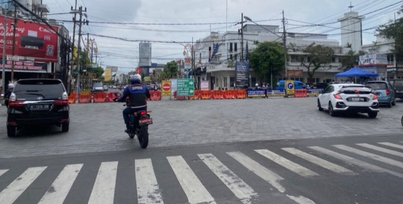 Arus lalu-lintas kendaraan di ruas jalan Kawasan Kayitangan Heritage saat uji coba kebijakan satu arah. (Foto: Lalu Theo/Ngopibareng.id)