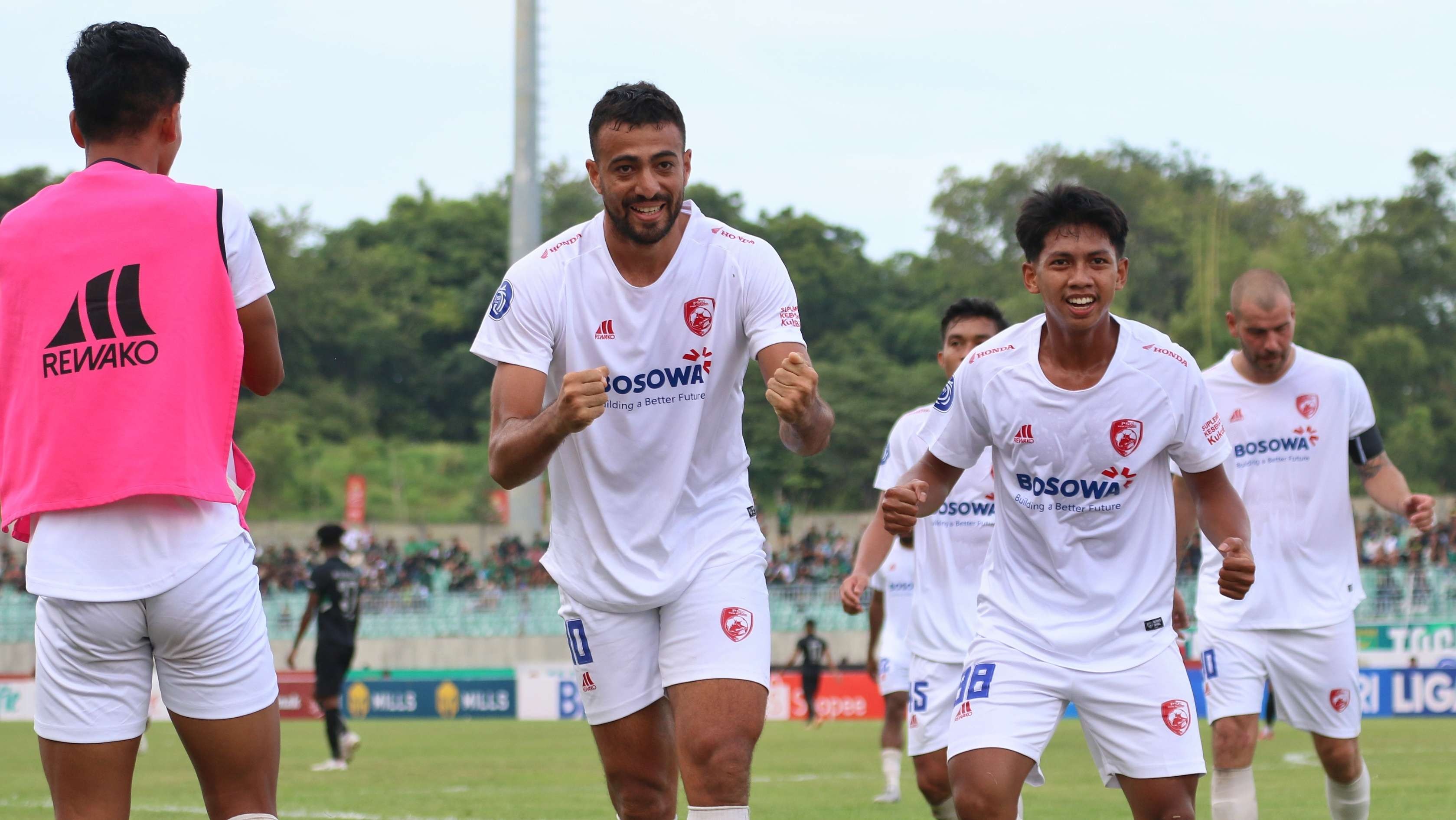 Pemain PSM Makassar, Everton Nascimento merayakan gol bunuh Persebaya diri melalui serangan yang ia lakukan di Stadion Gelora Joko Samudro, Gresik, Jumat 24 Februari 2023. (Foto: Fariz Yarbo/Ngopibareng.id)