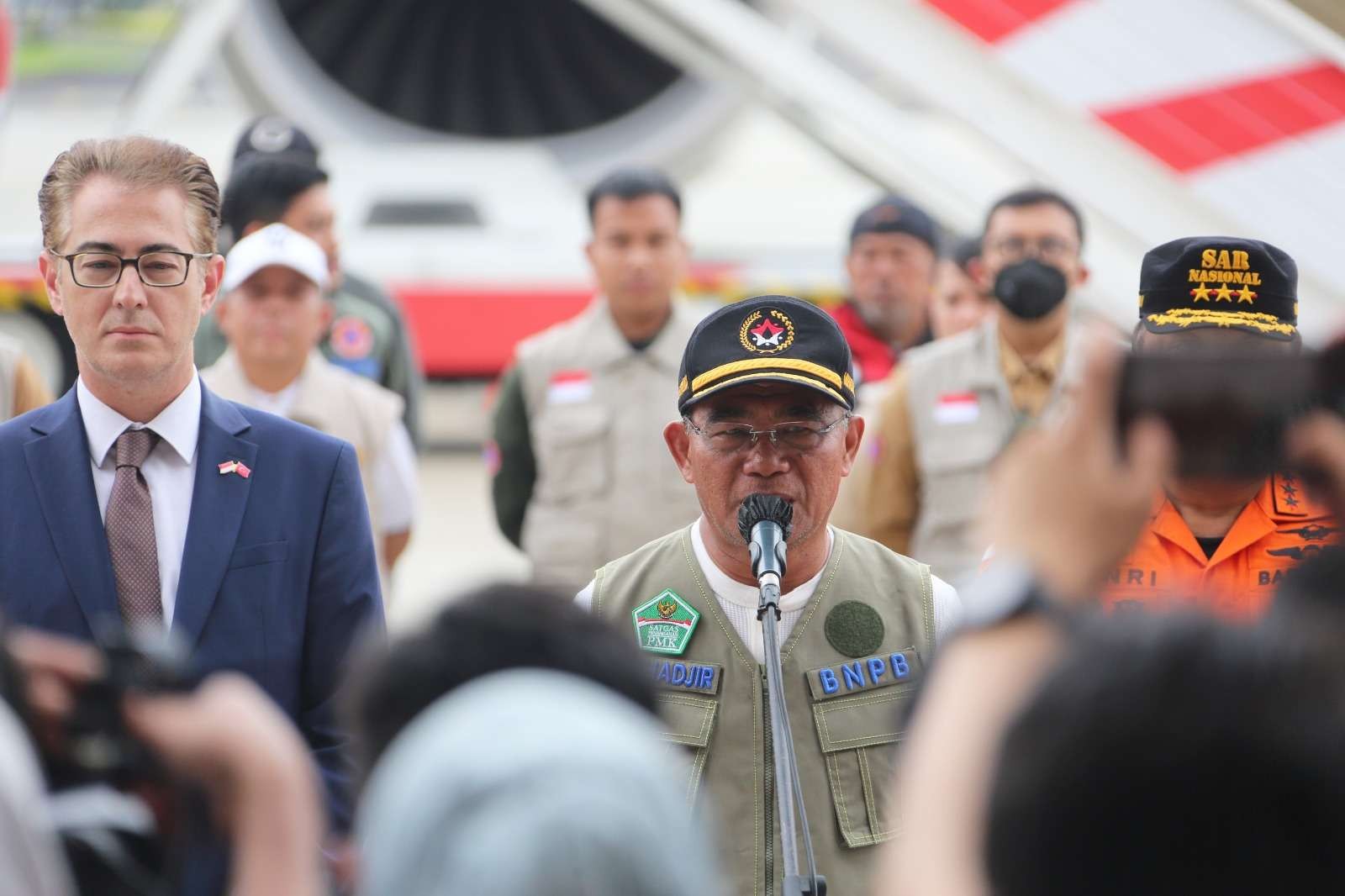 Penyambutan kepulangan delegasi kemanusiaan Indonesia untuk bantuan korban gempa Turki-Suriah pimpinan Menko PMK Muhadjir Effendy dan rombongan KA BNPB serta Tim INASAR RI di Base-Ops Lanud Halim PK pada jumat (24/2/2023). Rombongan disambut langsung oleh Duta Besar Ad Interim Turki Omer Orhun Celikkol, Kepala BASARNAS Marsekal Madya TNI Henri Alfiandi, dan jajaran BNPB, BASARNAS, TNI-Polri. (Foto: Istimewa)