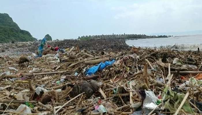 Sampah yang memenuhi area Pantai Pancer, Kecamatan Puger, Jember (Foto: Rusdi/Ngopibareng.id)