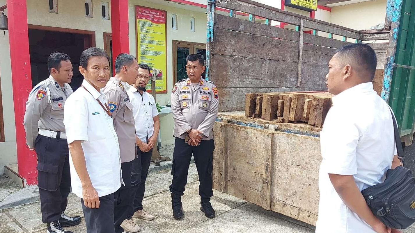 Hasil operasi simpatik di wilayah Perhutani KPH Cepu berhasil mengamankan puluhan gelondongan. (Foto: Dok KPH Cepu)