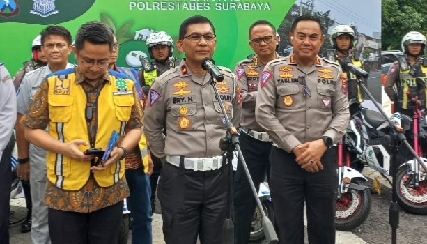 Direktur Keamanan dan Keselamatan (Dir Kamsel) Korlantas Polri, Brigjen Pol Ery Nursatari (tengah), ketika berada di Bundaran Waru (Foto: Andhi Dwi/Ngopibareng.id)