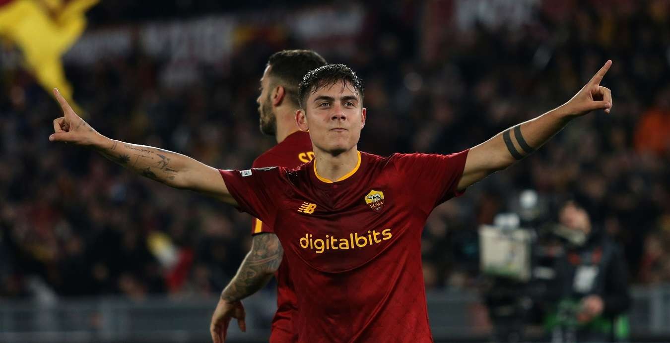 Paulo Dybala mencetak gol kedua saat AS Roma menyingkirkan RB Salzburg dari fase knockout Liga Europa. (Foto: Twitter/@EuropaLeague)