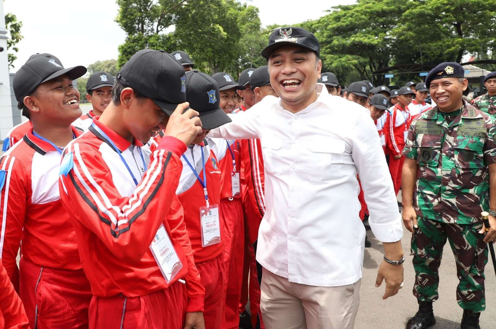 Walikota Surabaya, Eri Cahyadi saat membuka sekolah kebangsaan di Lanudal Juanda. (Foto: Ist)