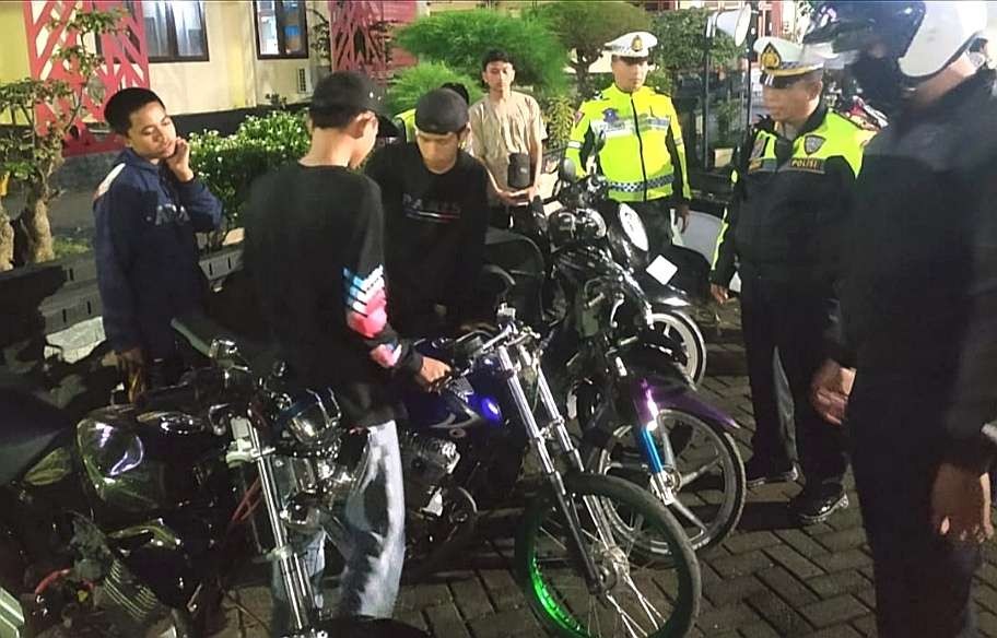 Kasatlantas Polres Situbondo, AKP Suwarno memimpin razia motor protolan dan knalpot brong untuk mencegah aksi balap liar. (Foto: Humas Polres Situbondo)