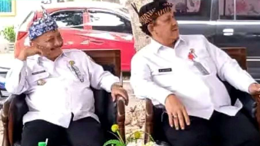 Bupati Situbondo, Karna Siswandi (kiri) dengan Sekda Wawan Setiawan saat sosialisasi pemberian dana insentif Ketua RT dan Kader Posyandu pada 2023. (Foto: Guido Saphan/Ngopibareng.id)