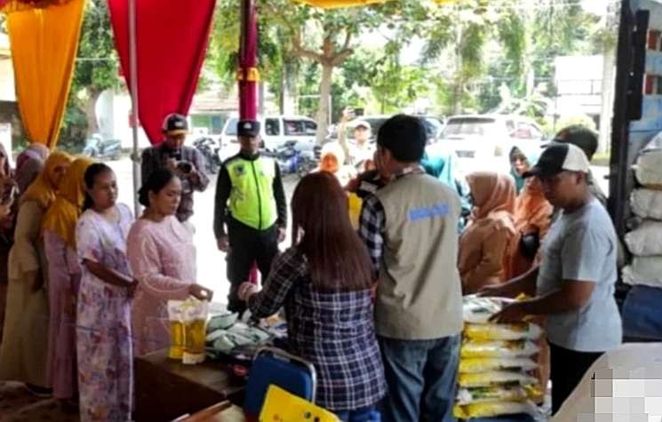 Masyarakat Situbondo tertib membeli beras medium Bulog Bondowoso dalam operasi pasar.