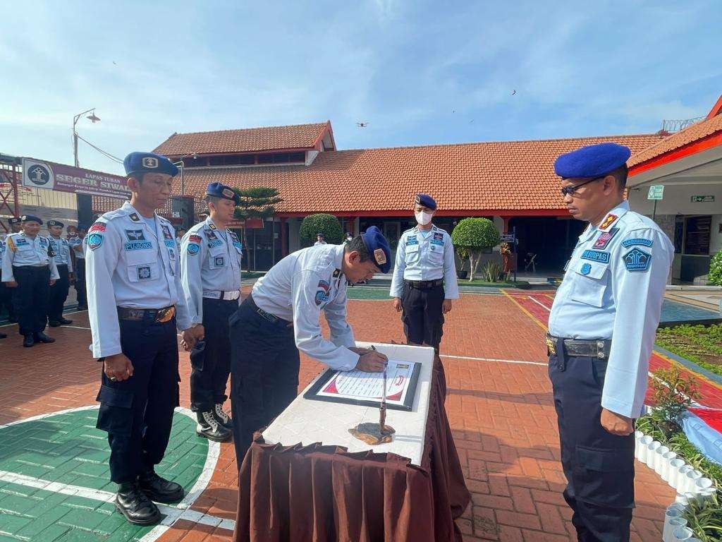 Penandatanganan pakta integritas bersama memberantas Handphone, Pungutan Liar, Narkoba oleh seluruh pegawai Lapas Kelas II B Tuban (Foto: dok. Lapas Tuban)