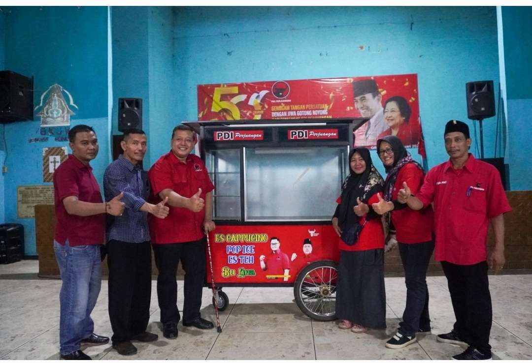 Program pemulihan ekonomi, Ketua DPRD Dodi Purwanto, memberikan bantuan 78 gerobak untuk jualan atau rombong. (Foto: Istimewa)