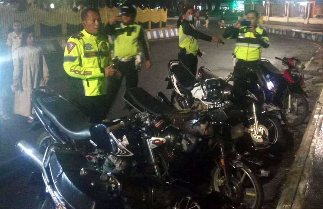 Puluhan motor knalpot brong di Bondowoso terjaring razia Jumat malam polisi Satlantas Polres Bondowoso.(foto: humas polres Bondowoso)