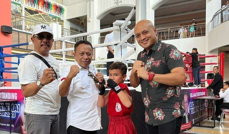 Ketua Muaythai Jatim Baso Juherman (dua dari kiri) dan Ketua Dispora Jatim Pulung Kautsar. (Foto: Rizal Arnas/Ngopibareng.id)