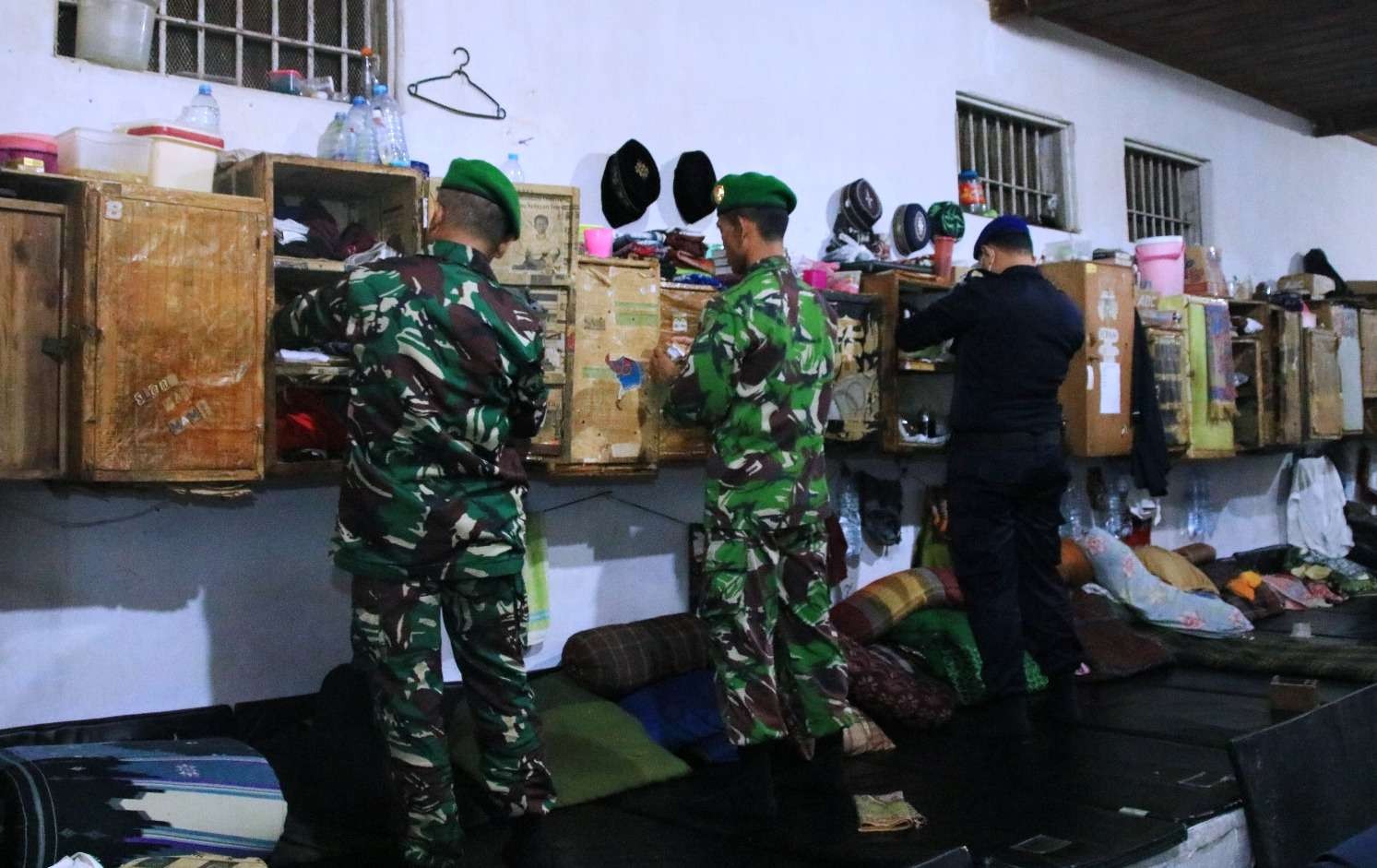 Petugas Gabungan melakukan penggeledahan di blok hunian WBP Lapas Banyuwangi (Foto: istimewa)