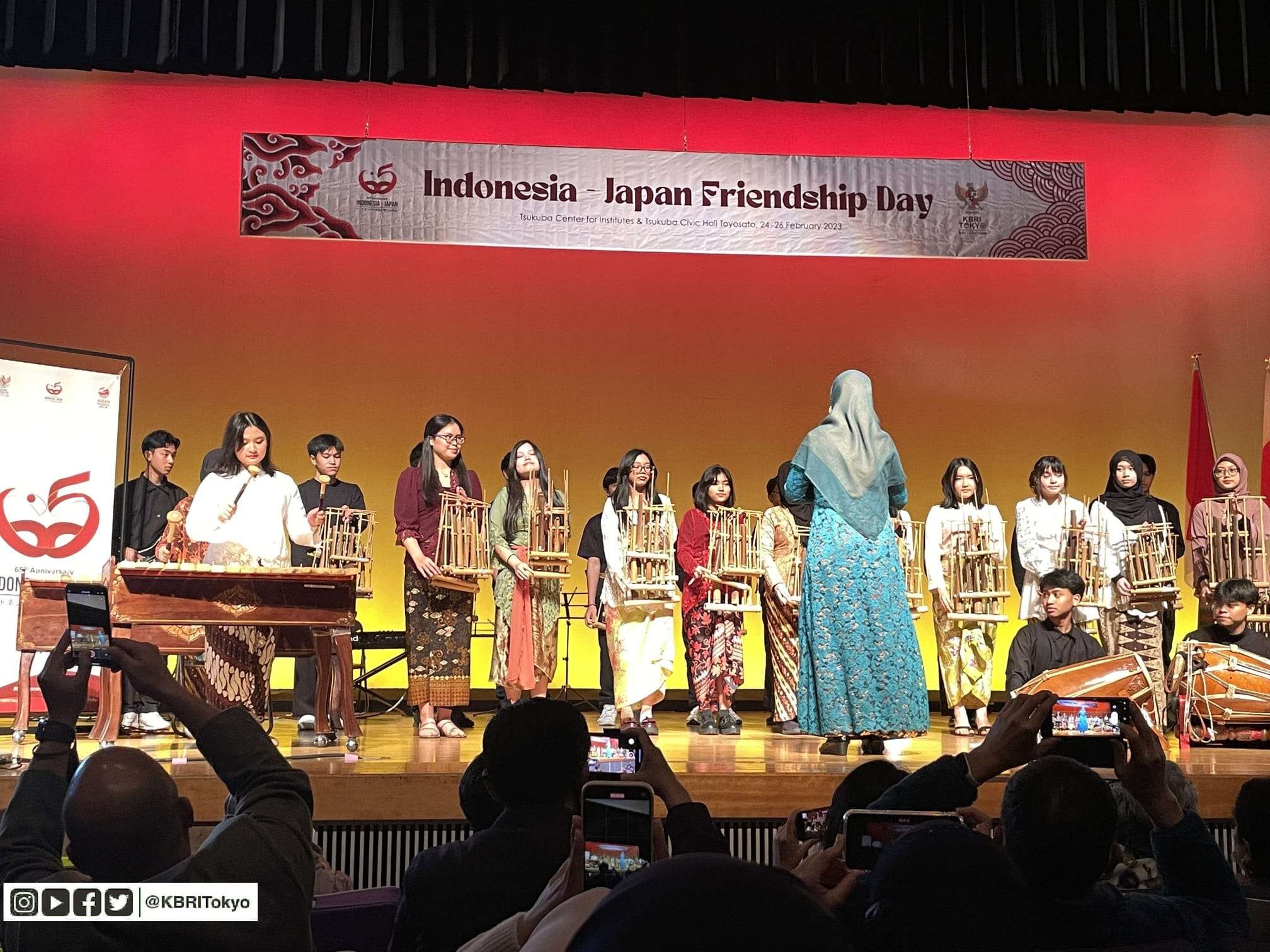 Seni Angklung Siswa Sekolah RI Tokyo ditampilkan dalam peringatan Hari Persahabatan Indonesia-Jepang di Kota Tsukuba. (Foto: KBRI Tokyo)