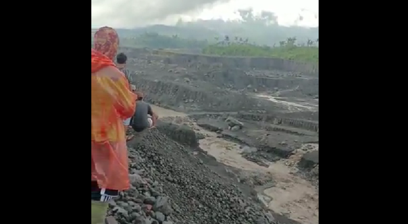 Banjir lahar dingin menutup jalur penyeberangan alternatif Curah Kobokan, Supiturang, Pronojiwo, Lumajang menuju Malang. (Foto: Twitter @info_semeru)