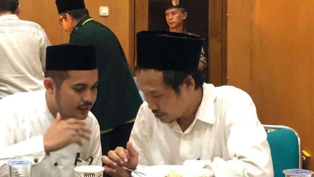 KH Ahmad Bahauddin Nursalim (Gus Baha) sedang berdiskusi dengan kader muda ulama pesantren. (Foto: Dok/Ngopibareng.id)