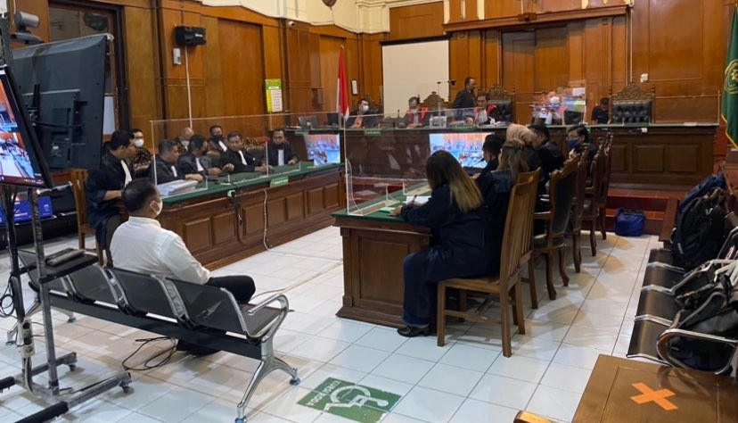 Keluarga korban berharap majelis hakim putuskan hukuman lebih berat dari tuntutan JPU. (Foto: Andhi Dwi/Ngopibareng.id)