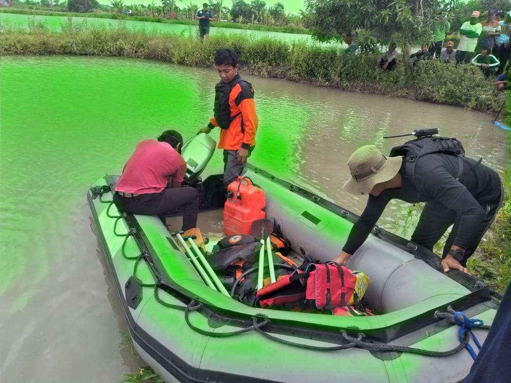 Tim SAR BPBD Lamongan melakukan pencarian korban. (Foto: Istimewa)