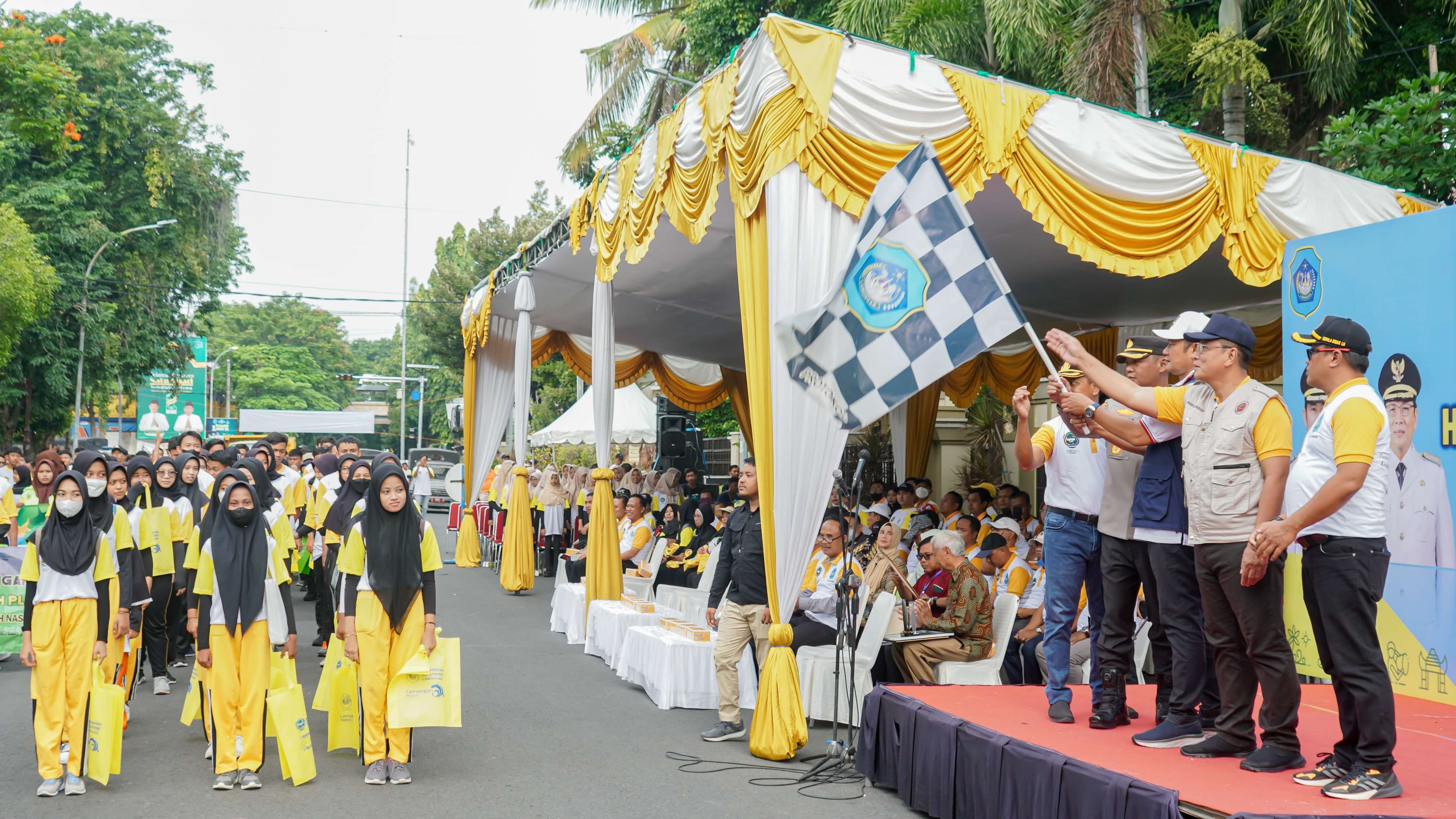 Bupati Lamongan Yuhronur Efendi memberangkatkan warga yang hendak membagikan kantung anti plastik. (Foto: Dokumentasi Dinas Kominfo Lamongan)