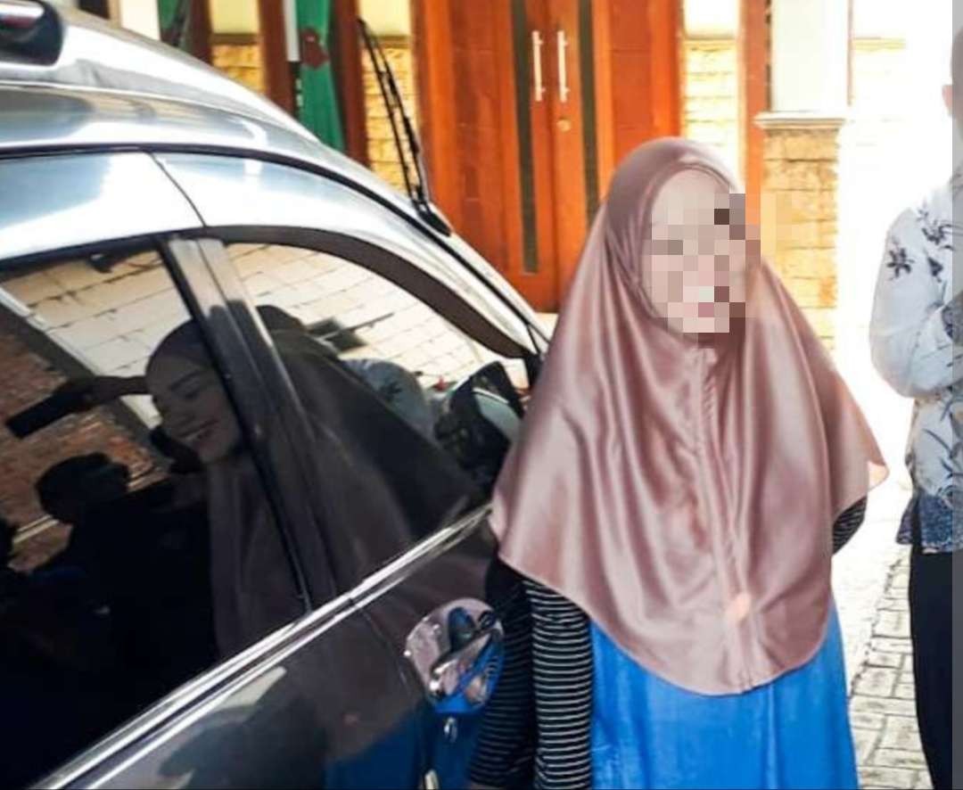 Seorang perempuan di Sidoarjo perutnya buncit seperti ibu hamil selama lima tahun. (Foto: Istimewa)