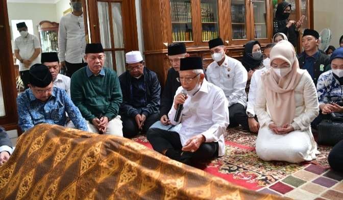 Wapres KH Ma'ruf Amin didamping Ibu Wury Ma'ruf memimpin tahlil dan doa di jenazah KH Ali Yafie. (Foto: BPMI Setwapres)