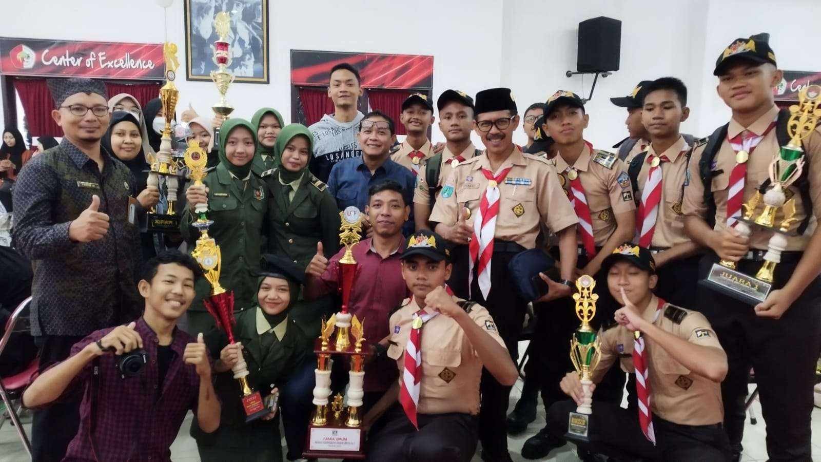 Juara umum lomba soft skill UBF menunjukkan beberapa piala yang berhasil diraih. (Foto: Muh Hujaini/Ngopibareng.id)