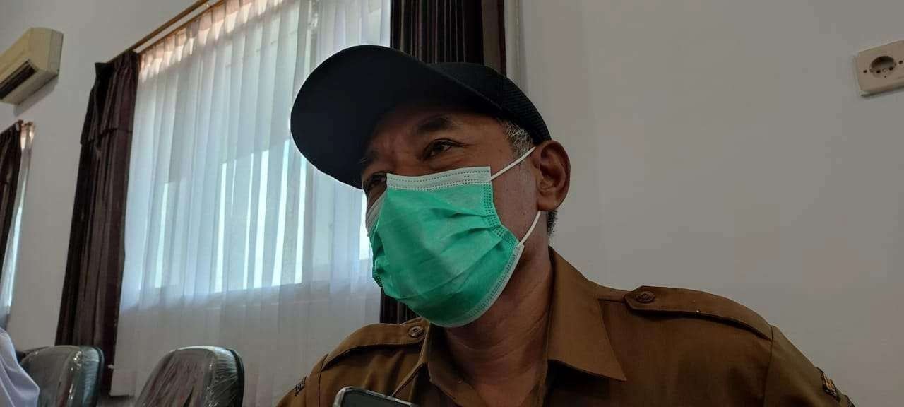 Dinas Kesehatan Kota Kediri mengimbau masyarakat agar selalu teliti saat mengoplos bahan takaran untuk fogging. (Foto: Fendi Lesmana/Ngopibareng.id)