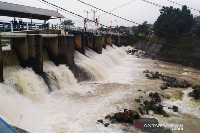 Bendung Katulampa Siaga 3. (Foto: Antara)