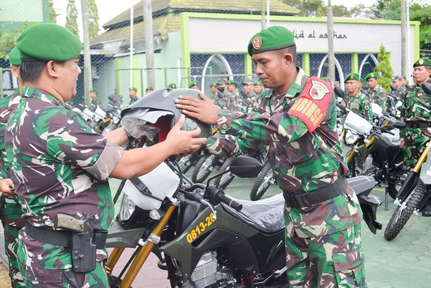 Komandan Kodim 0813 Bojonegoro Letkol Arm Arif Yudo Purwanto, saat penyerahan ratusan motor trail kepada perwakilan Babinsa Koramil jajaran, Senin 27 Februari 2023. (Foto: Humas Kodim Bojonegoro)