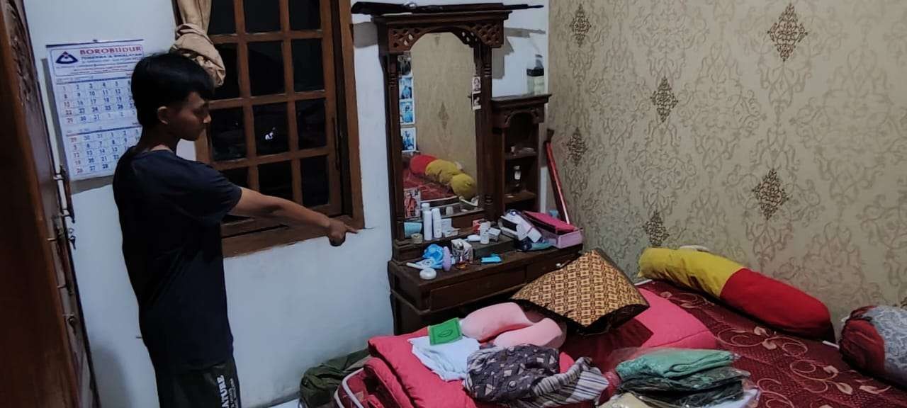 Anak korban menunjukkan kondisi kamar orang tuanya yang diacak-acak maling. (Foto: Fendi Plesmana/Ngopibareng.id).