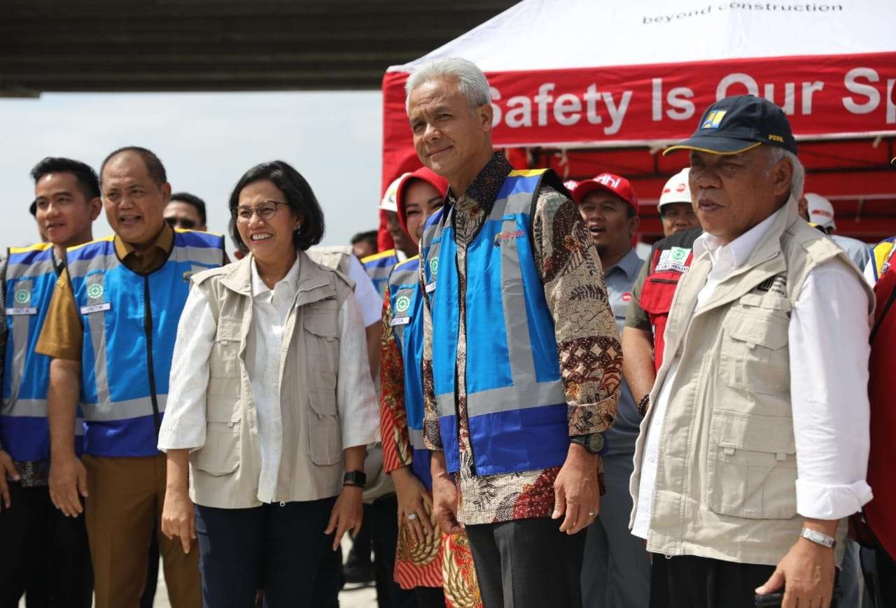 Gubernur Jawa Tengah, Ganjar Pranowo bersama Menteri PUPR Basuki Hadimoeljono, dan Menteri Keuangan Sri Mulyani Indrawati meninjau progres pembangunan Jalan Tol Solo-Yogyakarta, seksi 1 ruas Tol Solo-Klaten, Senin 27 Februari 2023. (Foto: Istimewa)