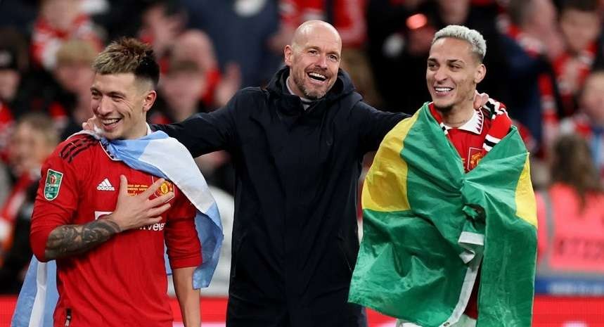 Erik ten Hag (tengah) menyebut para pemainnya ingin mencatatkan sejarahnya sendiri lewat gelar juara Piala Carabao 2022/2023. (Foto: Twitter/@ManUtd)