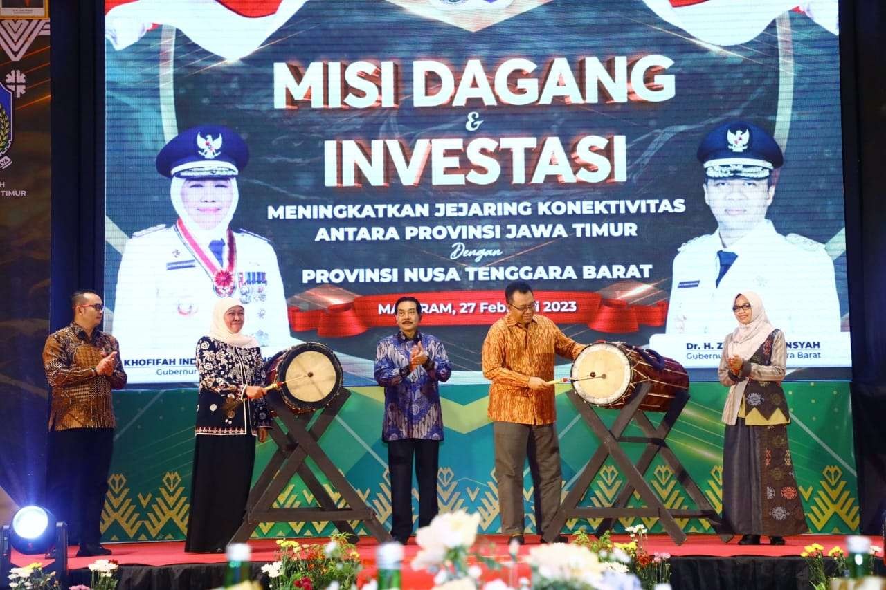 Gubernur Jatim, Khofifah Indar Parawansa (dua dari kiri) bersama Gubernur NTB Zulkieflimansyah (dua dari kanan) membuka gelaran misi dagang, Senin 27 Februari 2023. (Foto: Humas Prov Jatim)