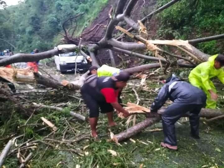 Longsor di Trenggalek sebabkan 5 orang mengalami luka dan puluhan kendaraan terjebak longsor. (Foto: Istimewa)